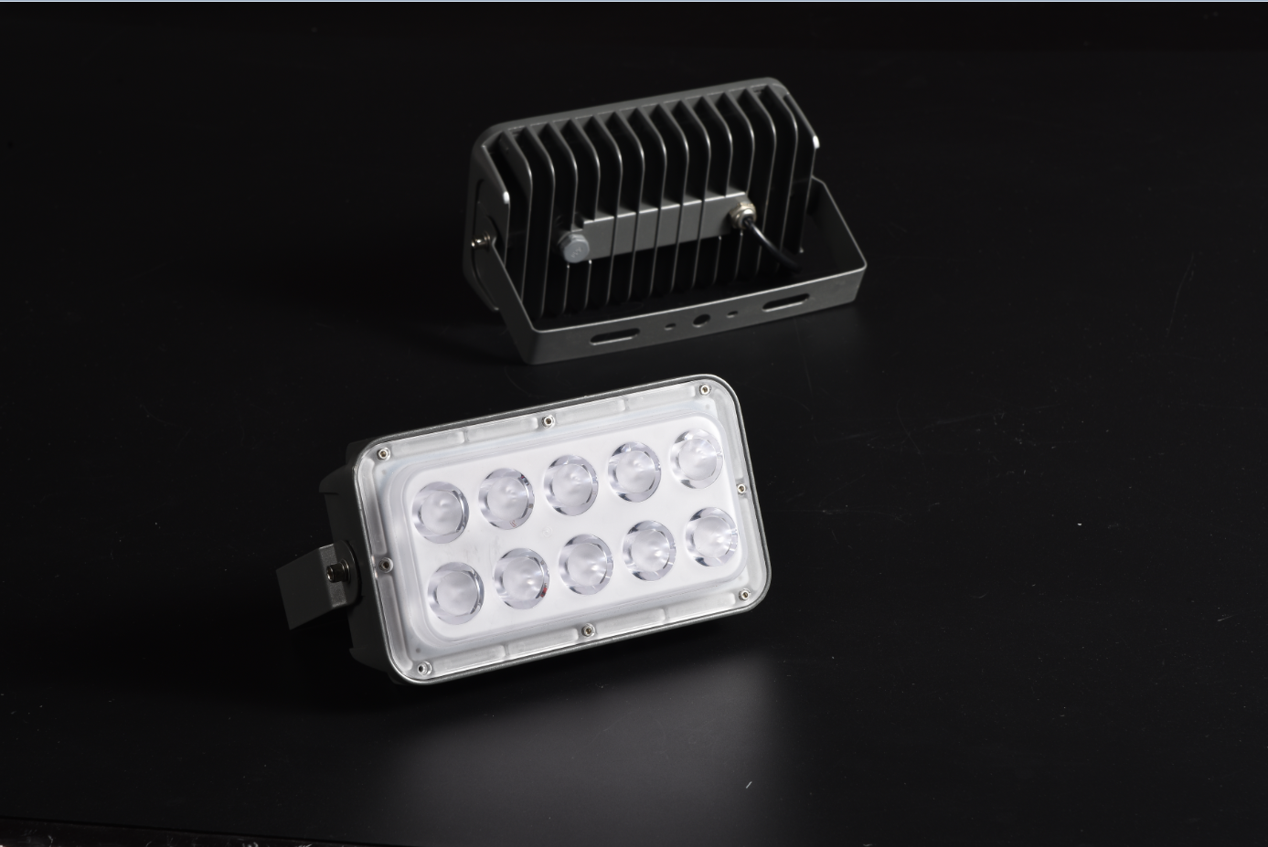 LED一束光投光灯