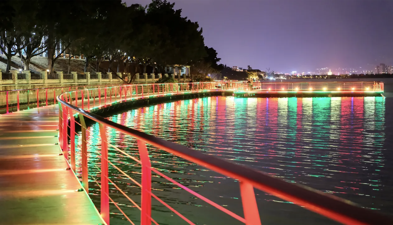 西昌邛海·金粼沙滩 & 踏波栈道亮化项目由圣晨照明负责设计、施工、产品提供